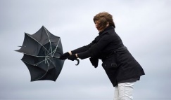 Сильные порывы ветра могут повредить каркас любого зонта